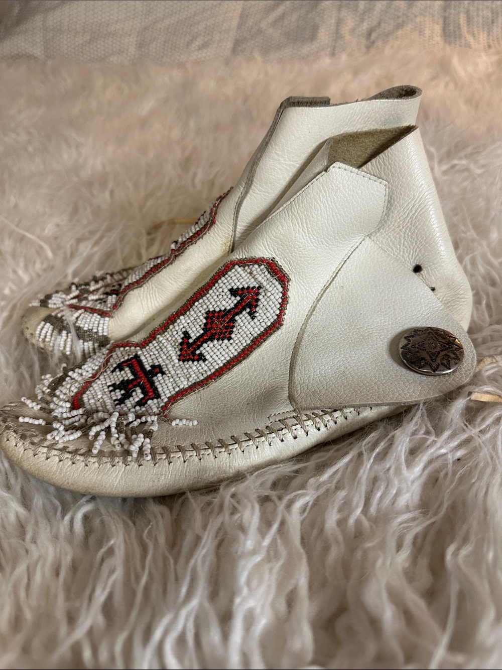 Handmade vintage Minnetonka Beaded White Leather Moccasins 6.5